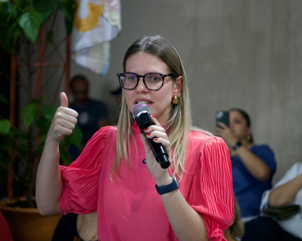 Rafaela Fávaro durante reunião